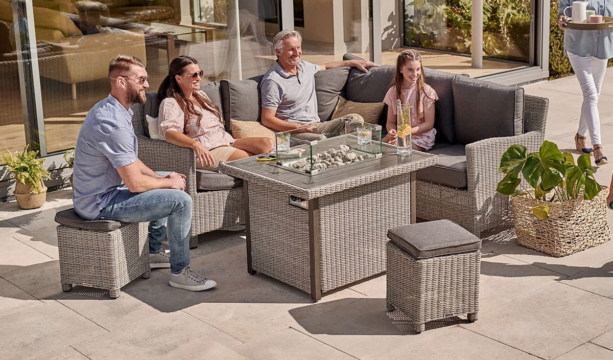 Palma Mini with firepit table